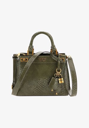 Olijfgroene, gestructureerde leren Guess-handtas met dubbele handvatten, afneembare schouderriem, gouden slot bedeltje en het logo "GUESS EST 1981" aan de voorkant.