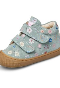 Dětská světle zelená semišová bota s gumovou podrážkou, květinovým vzorem a dvěma nastavitelnými suchými zipy.