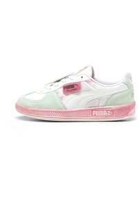 Puma sneaks, mille valge nahk, pastellroheline suede aktsentidega, roosa brändimisjääk ja tekstuuriga roosa kummitald.