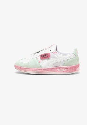 Baskets Puma avec un dessus en cuir blanc, des accents en daim vert pastel, un logo rose et une semelle en caoutchouc texturé rose.