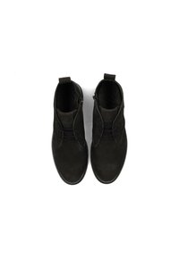 Schwarze Wildleder-Ankle Boots mit abgerundeten Zehen, Schnürverschluss, seitlichen Reißverschlüssen und Zuglaschen, ausgestattet mit einem strukturierten Innenfutter.