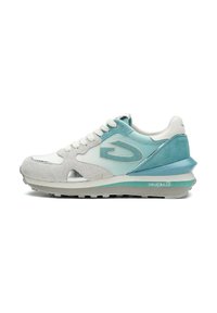 Sneaker sportivo realizzato in suede azzurro chiaro e mesh con accenti bianchi. Presenta una striscia metallica argento e una suola imbottita a più strati.