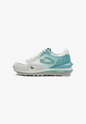 Sneaker sportivo realizzato in suede azzurro chiaro e mesh con accenti bianchi. Presenta una striscia metallica argento e una suola imbottita a più strati.
