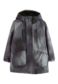 Veste grise imperméable avec capuche, dotée de deux grandes poches avant, de poches poitrine zippées et de cordons de serrage réglables à la capuche et aux poignets.