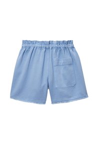 Shorts bleu clair avec taille élastique, poches arrière et ourlet effiloché. Fabriqués en matériau en coton doux dans un design décontracté.