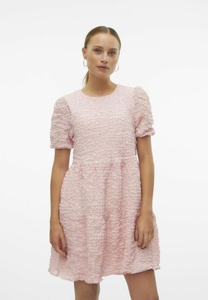 Roze jurk met gestructureerde stof, korte pofmouwen, ronde halslijn en een uitlopende rok, voorzien van een gelaagde ruchesontwerp.