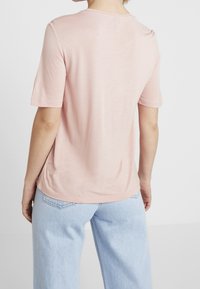 Vero Moda Triko s potiskem - light pink