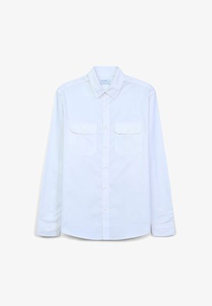 Chemise blanche à manches longues en coton avec un col boutonné, deux poches sur la poitrine et une fermeture à boutons à l'avant. Texture lisse.