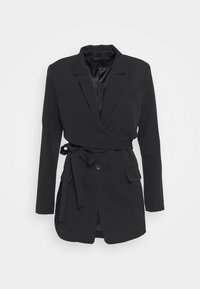 Blazer noir portefeuille en tissu léger. Il présente un col à revers, un bouton unique et une taille nouée pour un ajustement personnalisable. Deux poches à l'avant.