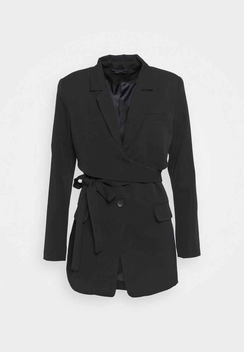 Blazer noir portefeuille en tissu léger. Il présente un col à revers, un bouton unique et une taille nouée pour un ajustement personnalisable. Deux poches à l'avant.