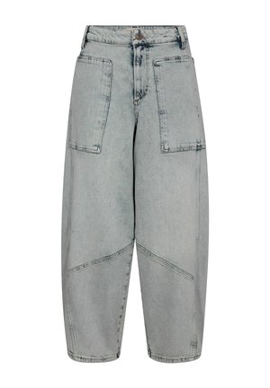 Svetlo sive kavbojke širokega kroja s velikimi pravokotnimi žepki na sprednji strani in vidnimi šivi na nogavicah.