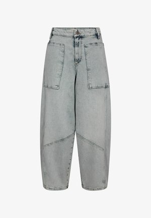 Vaļīgas pelēkzilas džinsa bikses ar lielām taisnstūrveida priekšējām kabatām un redzamām šuvju detaļām uz kājām.