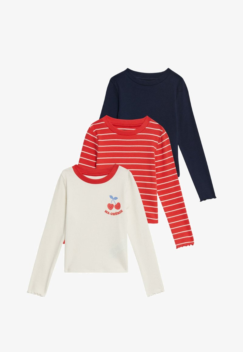 Drei Langarmhemden: ein navyfarbenes Hemd, ein rot gestreiftes Hemd mit rotem Ausschnitt und ein weißes Hemd mit einem Kirschmotiv und gewellten Säumen.