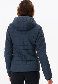 Quilted navy pufferjakke med hætte, der har en tekstureret overflade og en tætsiddende pasform. Elastiske manchetter og nederste kant fuldender looket.
