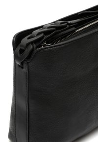 Borsa a clutch nera in pelle con superficie testurizzata, dotata di una tracolla in pelle intrecciata e di una cerniera argentata. Forma rettangolare, design minimalista.