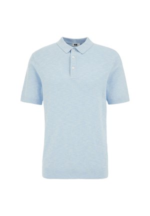 Polo bleu clair fabriqué à partir d'un tissu doux et texturé. Il présente un col classique et une patte de boutonnage à trois boutons. Manches courtes, design décontracté.
