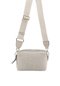 Gewebte beige Umhängetasche mit Reißverschluss, strukturierten Oberflächen, verstellbarem Trageriemen und Akzenten aus goldfarbenem Metall.