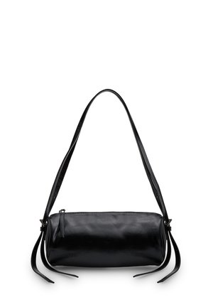 Borsa a tracolla cilindrica nera in pelle con chiusura a zip e lunghe tracolle regolabili appesa su sfondo bianco.