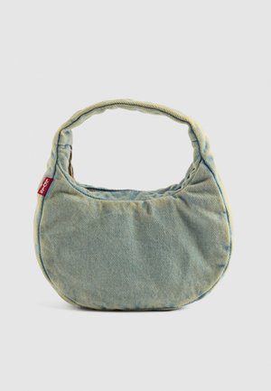 Svetlomodrá denimová taška s krátkym polstrovaným uchom a malou červenou etiketou Levi's po boku, umiestnená na jednoliatom pozadí.