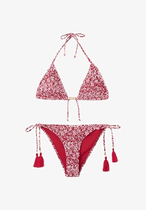 Costum de baie format din două piese, roșu și alb cu model, cu sutien triunghiular, legături la gât și slip cu șnururi laterale împodobite cu ciucuri.