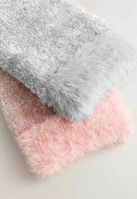 To dekorative pyntepuder i lys grå og blød pink med luksuriøse faux fur-kanter og en glitrende tekstureret overflade.
