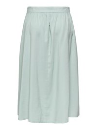 Jupe bleu clair mi-longue avec une taille élastique et des plis subtils sur le devant pour plus de texture.