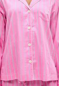 Ροζ πουκάμισο πιτζάμα με κάθετες λευκές και μπλε ρίγες και τσέπη στο στήθος με κεντημένα αρχικά "RL".