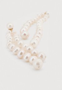 Κολιέ με μαργαριτάρια ακανόνιστου σχήματος, γυαλιστερά λευκά, με ελαφριά λάμψη και ασφαλές κούμπωμα. Ομοιόμορφη, λεία υφή σε όλη την επιφάνεια.