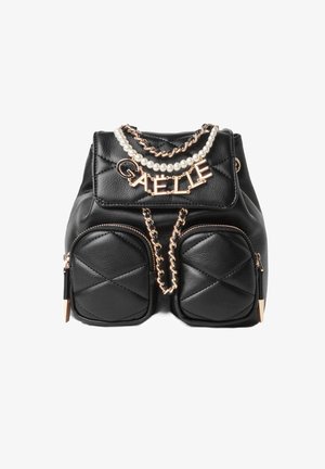 Zaino in pelle nera trapuntata con due tasche anteriori con zip, catene dorate, una fila di perle e lettere dorate che formano la parola "GAELLE" sul pattino.