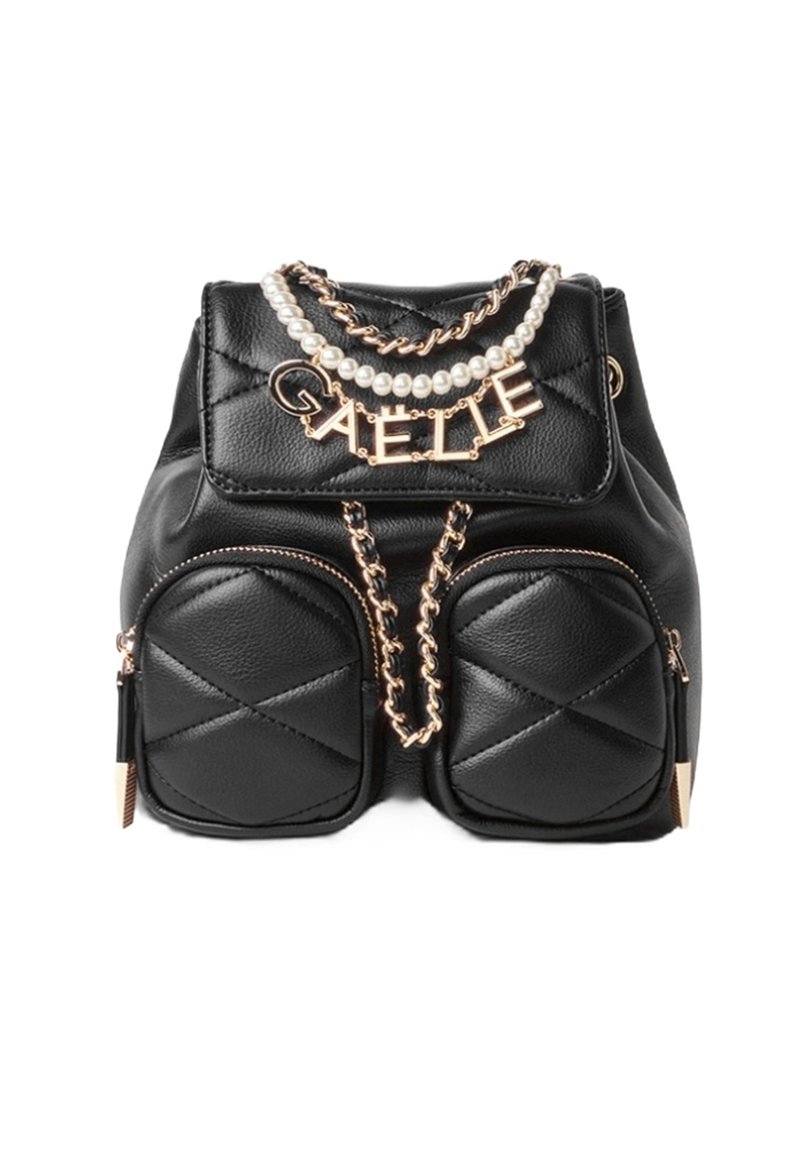 Zaino in pelle nera trapuntata con due tasche anteriori con zip, catene dorate, una fila di perle e lettere dorate che formano la parola "GAELLE" sul pattino.
