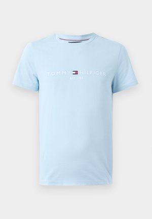 Lys blå bomulds t-shirt med rund halsudskæring, der har hvid broderet tekst "TOMMY HILFIGER EST. 1985" og et rødt og blåt logoakkord.