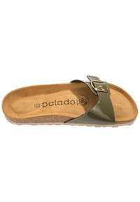 Sandalo slip-on verde oliva con una fascia lucida, un accento a fibbia e una soletta imbottita marrone chiaro; suola intermedia in sughero testurizzato e suola in gomma.