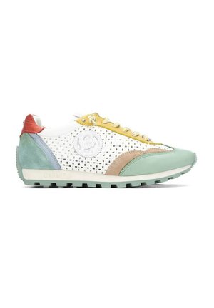 Zapatilla blanca con lados perforados, puntera verde, detalles beige y amarillos, lengüeta roja en el talón y suela verde claro, vista de lado.