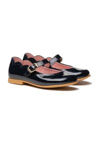 Zapatos Mary Jane de charol marino con bordes festoneados, detalles de hebilla dorada y suelas de un suave tono beige. Interior forrado con material rosa.