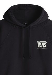 Sudadera con capucha negra hecha de tela suave. Cuenta con un bolsillo frontal, cordones ajustables y un logo de Vans en blanco en el pecho.