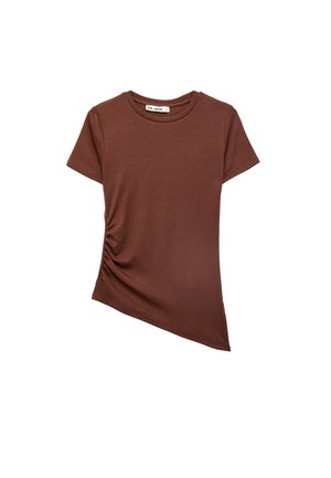 Braunes T-Shirt mit kurzen Ärmeln, asymmetrischem Saum, seitlicher Raffung und rundem Ausschnitt auf weißem Hintergrund.