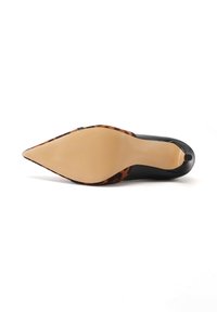 Scarpa con tacco alto a punta, con tomaia in pelle nera e dettagli in stampa leopardata marrone testurizzata sul tacco. Suola liscia beige.