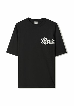 T-shirt in cotone nero con maniche corte, caratterizzato da un design grafico bianco con il testo “Take a Chill Just Have Fun” e un motivo floreale.