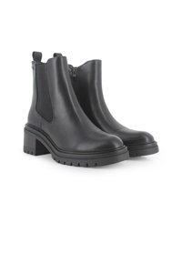 Botas de tobillo de cuero negro con punta redonda, paneles laterales elásticos y un tacón grueso. Presentan una suela con textura y un diseño minimalista.