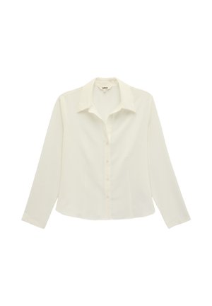 Langærmet hvid skjorte med krave og knapper, let figursyet snit og enkelt design mod en hvid baggrund.