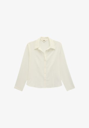 Biała bluzka na długi rękaw, zapinana na guziki, z kołnierzykiem, lekko dopasowany krój i prosty design na białym tle.