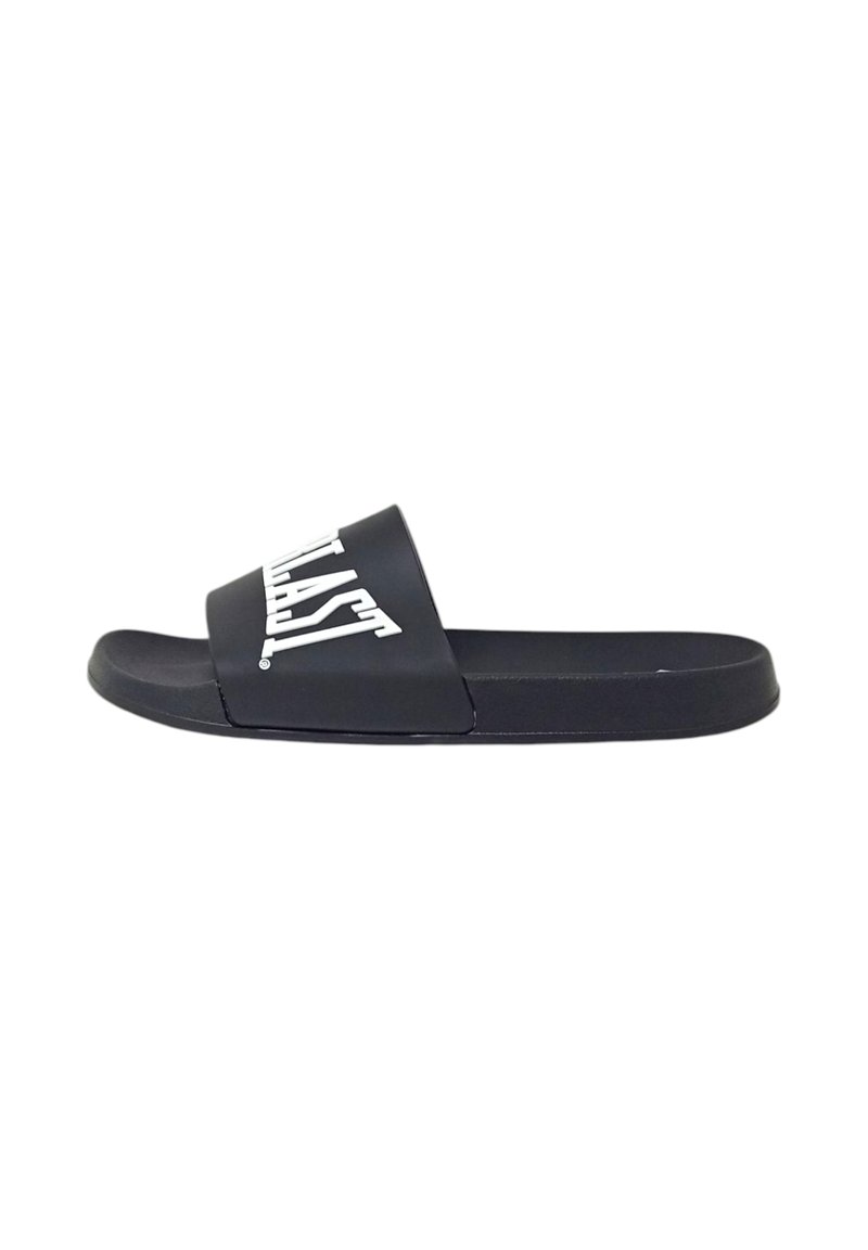 Sandalo nero con suola piatta e cinturino largo. Presenta un logo in rilievo bianco. Realizzato in materiale sintetico per un uso casual.