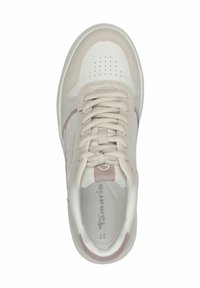 Jas beige sneakersy z gładkim skórzanym wierzchem, okrągłymi perforacjami, z zapięciem na sznurówki i różowym akcentem po boku. Teksturowane wykończenie wnętrza.