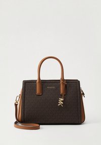 Borsa a tracolla marrone in tela con dettagli in pelle color cuoio, forma rettangolare, doppi manici, tracolla staccabile e ciondolo con logo dorato. Texture e motivo distinti.