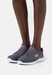 Skechers Wide Fit SUMMITS - Sapatilhas - charcoal/purple