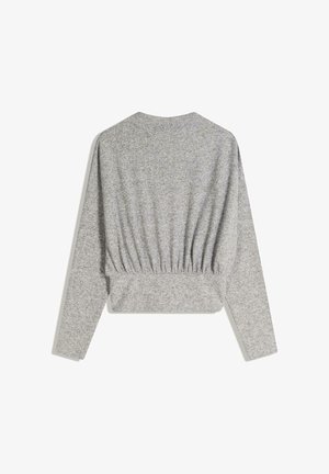 Lysegrå langærmet sweater med elastisk, rynket talje og rund halsudskæring, set bagfra på en hvid baggrund.