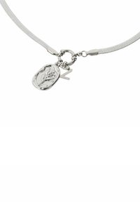 Collana in rete argentata con un pendente rotondo con un design floreale e un piccolo charm a forma di lettera "Z" attaccato alla chiusura.