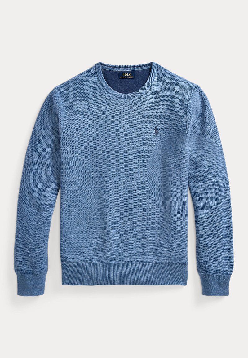 Pull long à col rond bleu clair en maille fine avec un petit logo Polo Ralph Lauren brodé sur la poitrine gauche.