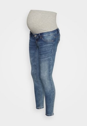 Jean de maternité avec jambes en denim bleu et une ceinture haute extensible gris clair conçue pour s'adapter à un ventre de femme enceinte.