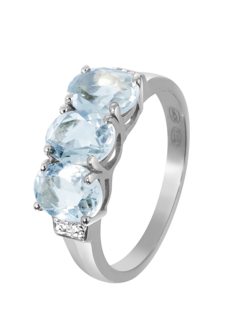 Bague en argent avec trois pierres ovales bleu clair disposées côte à côte et de petites pierres claires incrustées près de l'anneau.